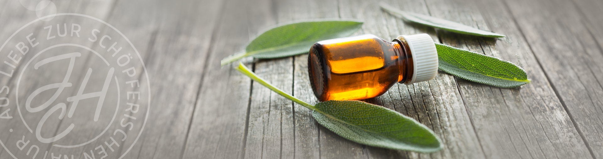 Flasche liegt auf Holztisch mit grünen Blättern