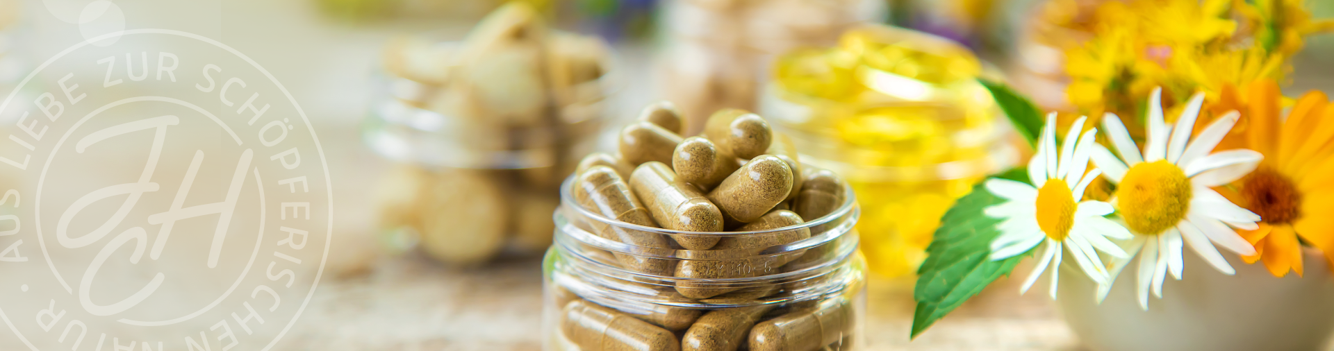 Kapseln im Glas auf deinen Tisch mit rechts blumen in Weiß, Gelb und Orange