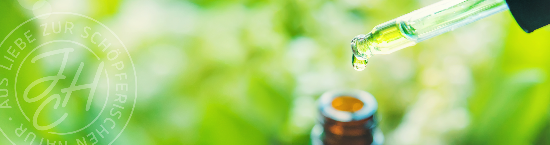 Pipette tropft in Flasche vor Grünen verwaschenen Hintergrund